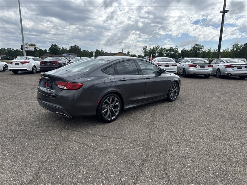 2016 Chrysler 200 Series S - Photo 4 - Brainerd, MN 56401