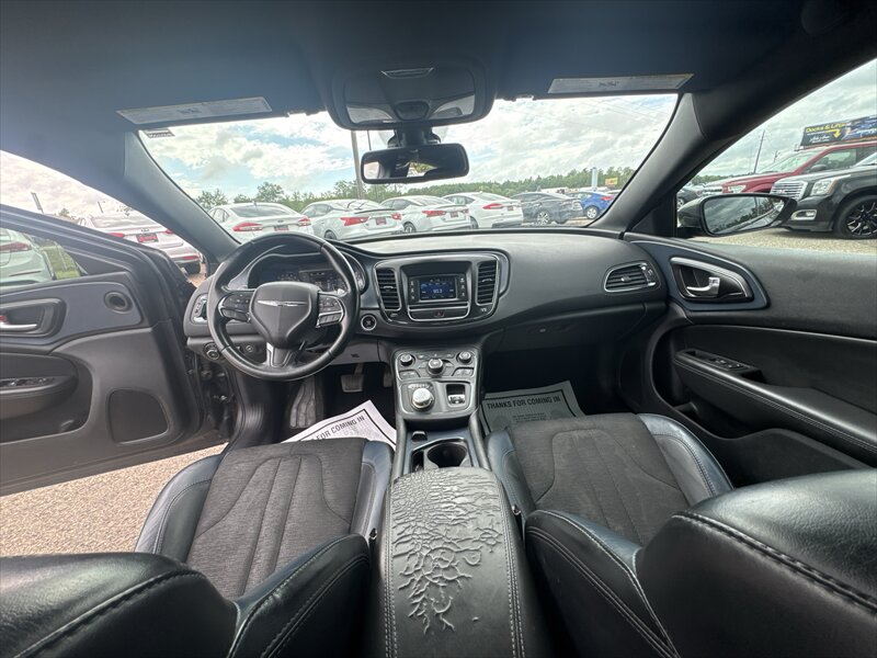 2016 Chrysler 200 Series S - Photo 12 - Brainerd, MN 56401