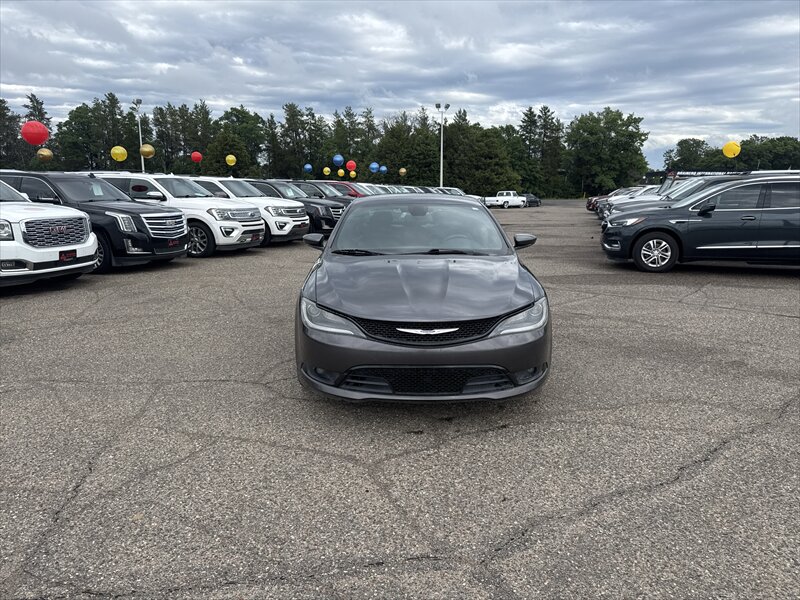 2016 Chrysler 200 Series S - Photo 7 - Brainerd, MN 56401