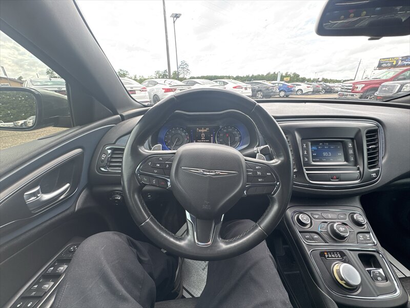 2016 Chrysler 200 Series S - Photo 13 - Brainerd, MN 56401
