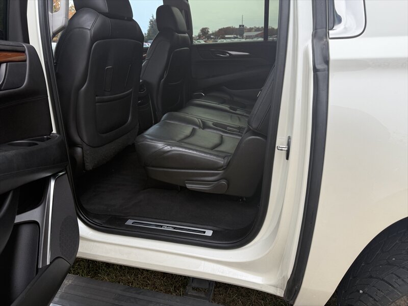 2015 Cadillac Escalade Premium  ESV - Photo 21 - Brainerd, MN 56401