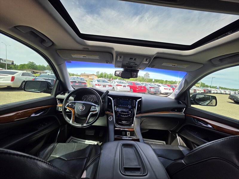 2015 Cadillac Escalade Luxury - Photo 15 - Brainerd, MN 56401