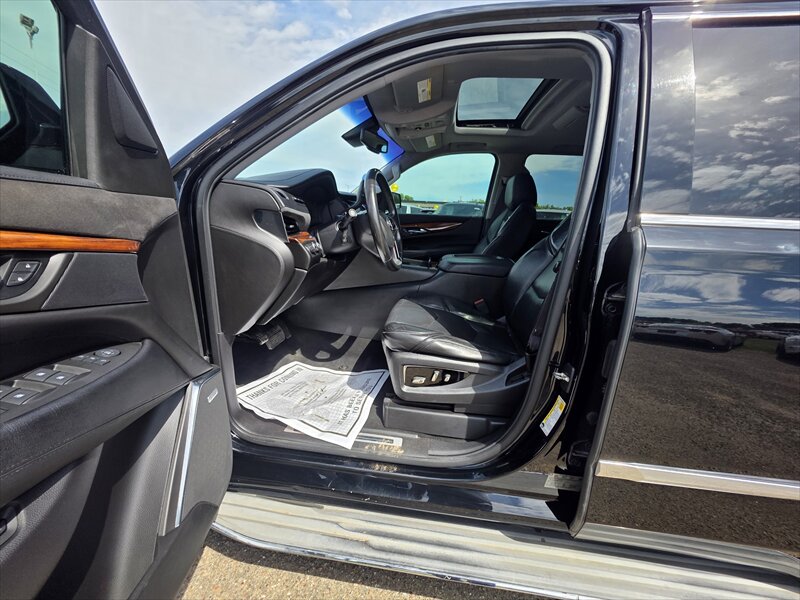 2015 Cadillac Escalade Luxury - Photo 14 - Brainerd, MN 56401