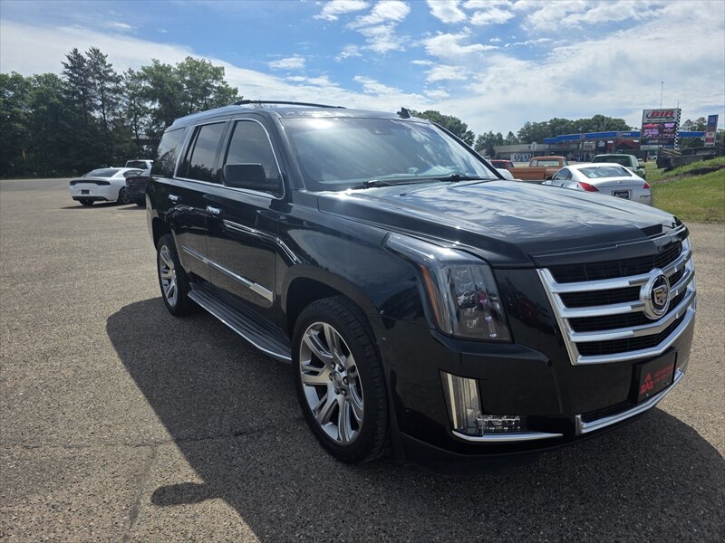 2015 Cadillac Escalade Luxury - Photo 2 - Brainerd, MN 56401