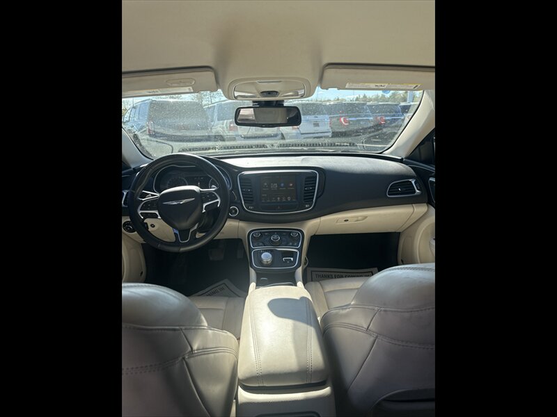 2015 Chrysler 200 Series C - Photo 10 - Brainerd, MN 56401