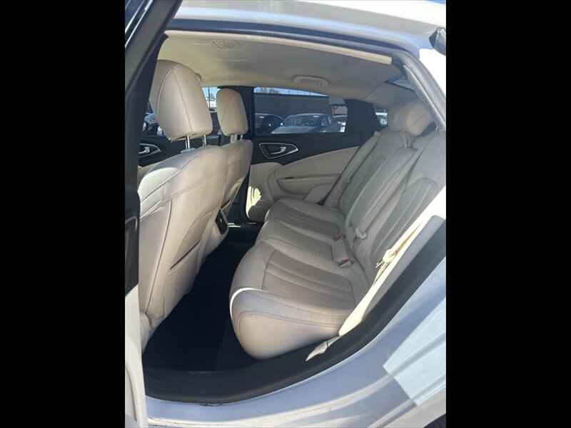 2015 Chrysler 200 Series C - Photo 9 - Brainerd, MN 56401