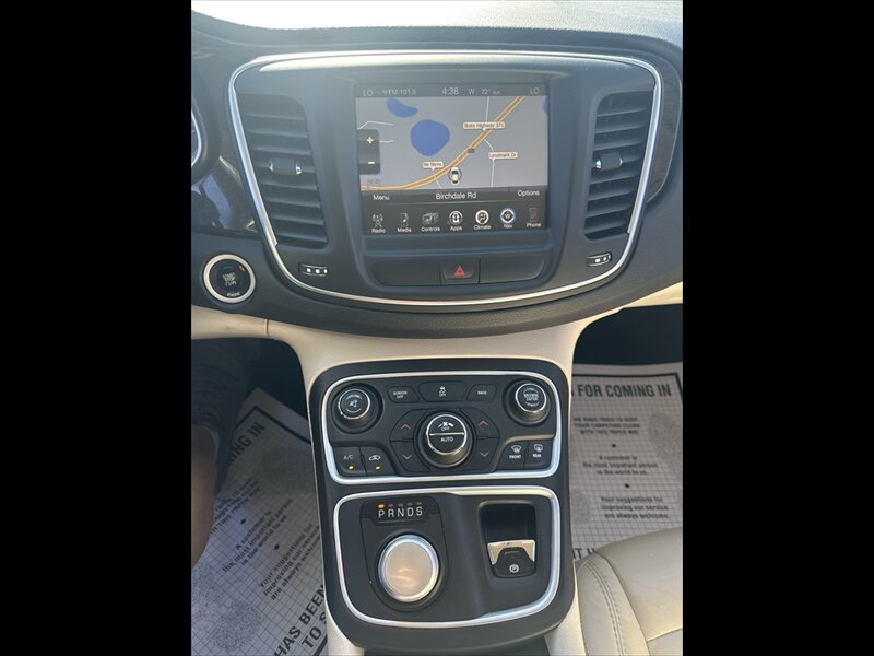2015 Chrysler 200 Series C - Photo 13 - Brainerd, MN 56401