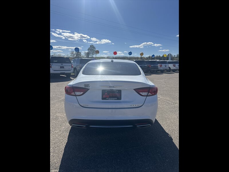 2015 Chrysler 200 Series C - Photo 7 - Brainerd, MN 56401