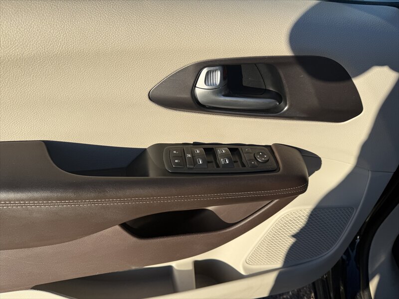 2018 Chrysler Pacifica Touring L - Photo 13 - Brainerd, MN 56401