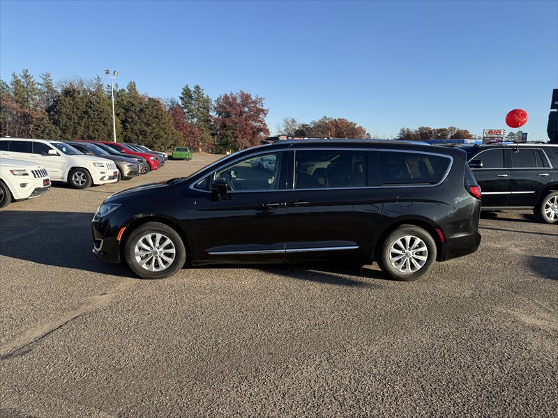 2018 Chrysler Pacifica Touring L - Photo 2 - Brainerd, MN 56401