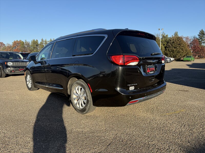 2018 Chrysler Pacifica Touring L - Photo 3 - Brainerd, MN 56401
