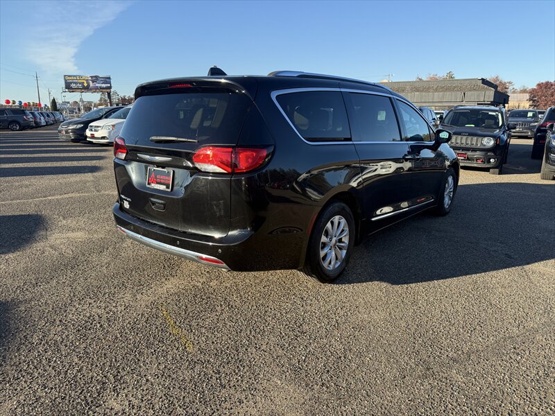 2018 Chrysler Pacifica Touring L - Photo 5 - Brainerd, MN 56401