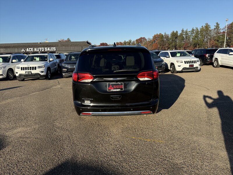 2018 Chrysler Pacifica Touring L - Photo 4 - Brainerd, MN 56401
