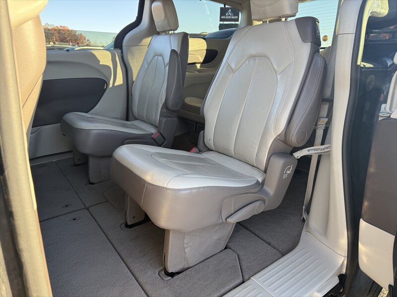 2018 Chrysler Pacifica Touring L - Photo 15 - Brainerd, MN 56401