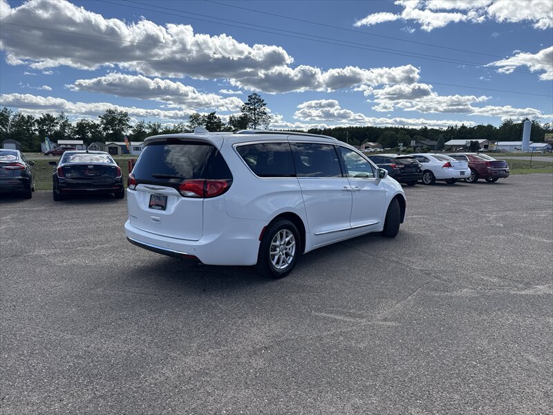 2018 Chrysler Pacifica Touring L - Photo 4 - Brainerd, MN 56401