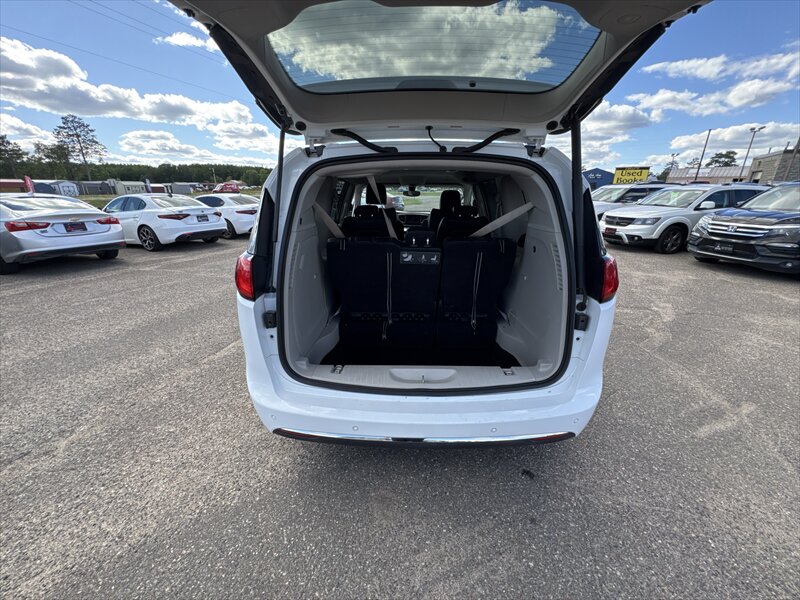 2018 Chrysler Pacifica Touring L - Photo 11 - Brainerd, MN 56401