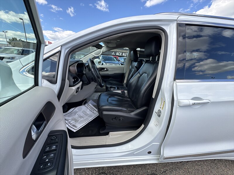 2018 Chrysler Pacifica Touring L - Photo 12 - Brainerd, MN 56401