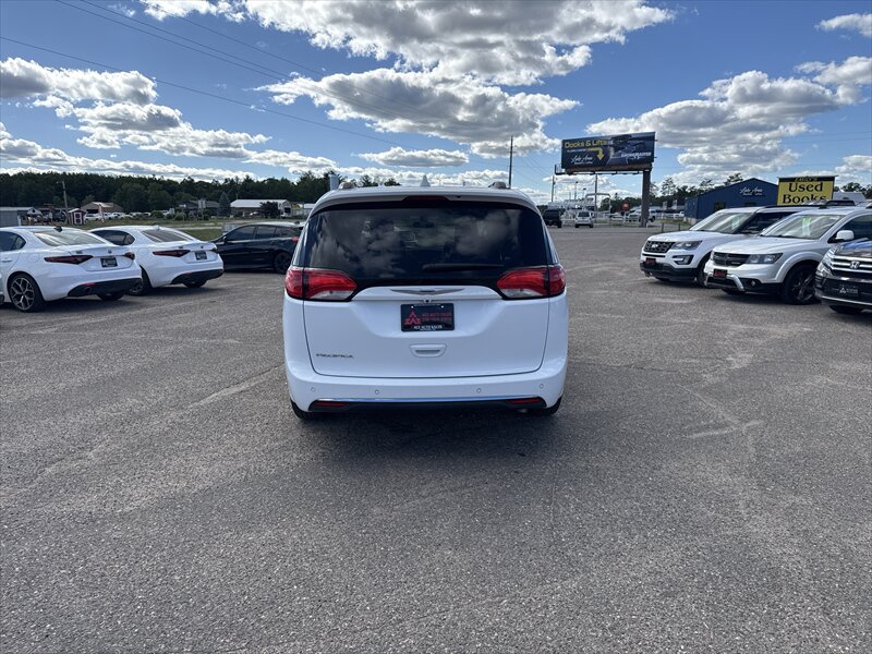 2018 Chrysler Pacifica Touring L - Photo 8 - Brainerd, MN 56401
