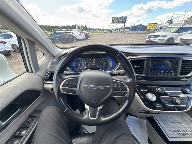 2018 Chrysler Pacifica Touring L - Photo 14 - Brainerd, MN 56401