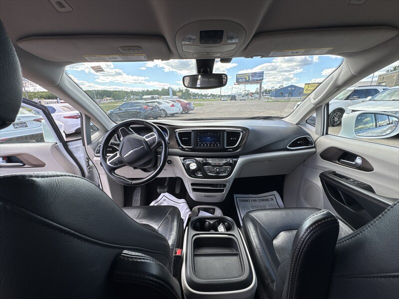 2018 Chrysler Pacifica Touring L - Photo 13 - Brainerd, MN 56401