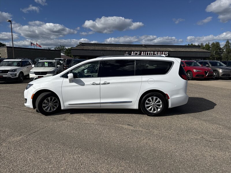 2018 Chrysler Pacifica Touring L - Photo 5 - Brainerd, MN 56401