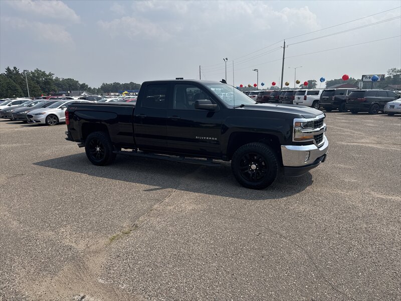 2018 Chevrolet Silverado 1500 LT photo 2