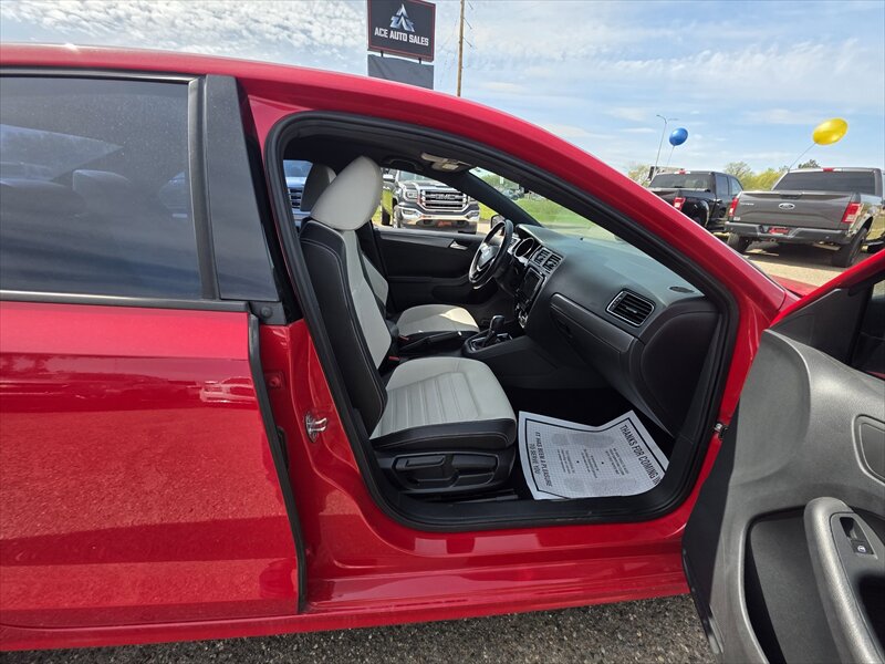 2016 Volkswagen Jetta 1.8T Sport - Photo 10 - Brainerd, MN 56401
