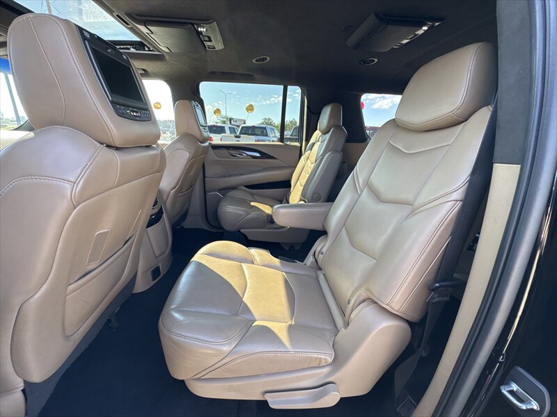 2019 Cadillac Escalade ESV Platinum   - Photo 12 - Brainerd, MN 56401