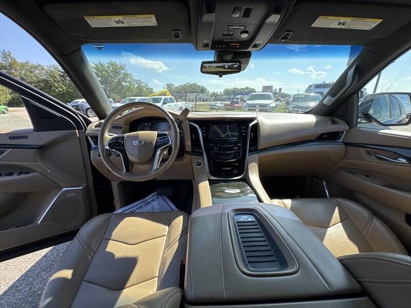 2019 Cadillac Escalade ESV Platinum   - Photo 11 - Brainerd, MN 56401