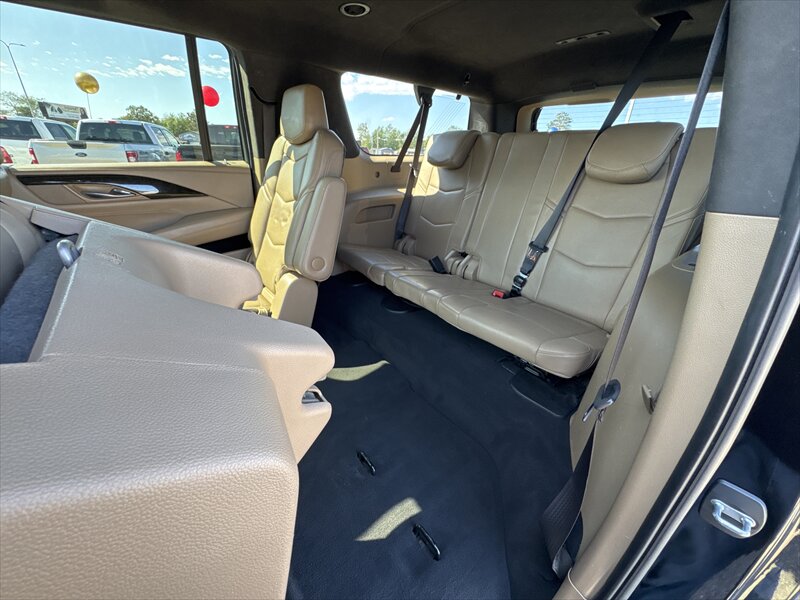 2019 Cadillac Escalade ESV Platinum   - Photo 13 - Brainerd, MN 56401