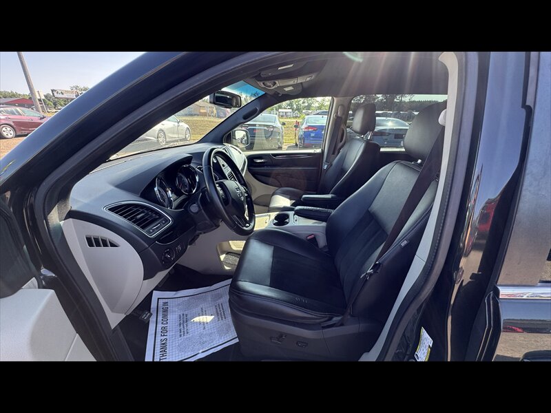 2017 Dodge Grand Caravan SXT - Photo 5 - Brainerd, MN 56401