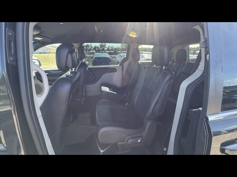 2017 Dodge Grand Caravan SXT - Photo 6 - Brainerd, MN 56401