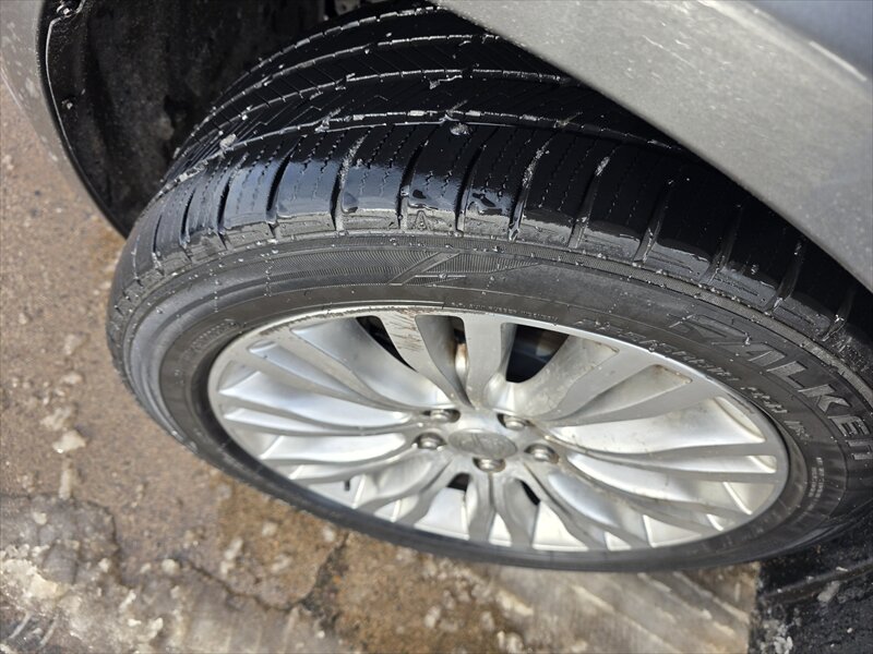 2012 Chrysler 200 Series Limited - Photo 9 - Brainerd, MN 56401