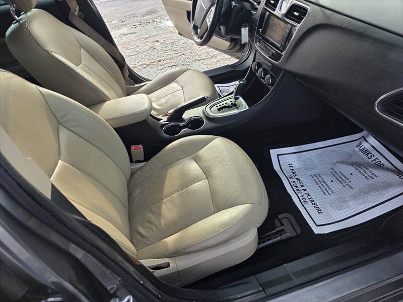 2012 Chrysler 200 Series Limited - Photo 11 - Brainerd, MN 56401