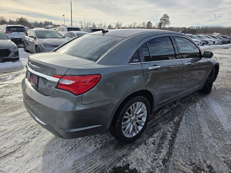 2012 Chrysler 200 Series Limited - Photo 4 - Brainerd, MN 56401