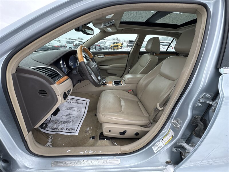 2013 Chrysler 300C - Photo 6 - Brainerd, MN 56401