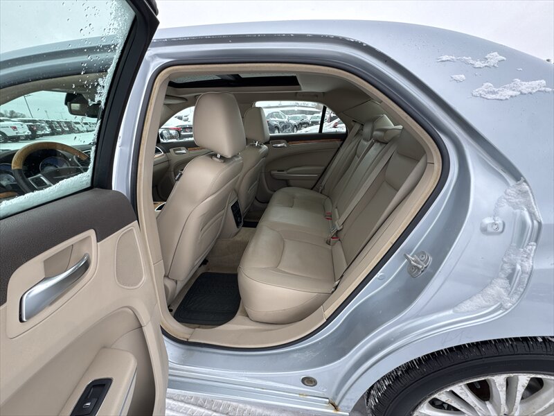 2013 Chrysler 300C - Photo 8 - Brainerd, MN 56401