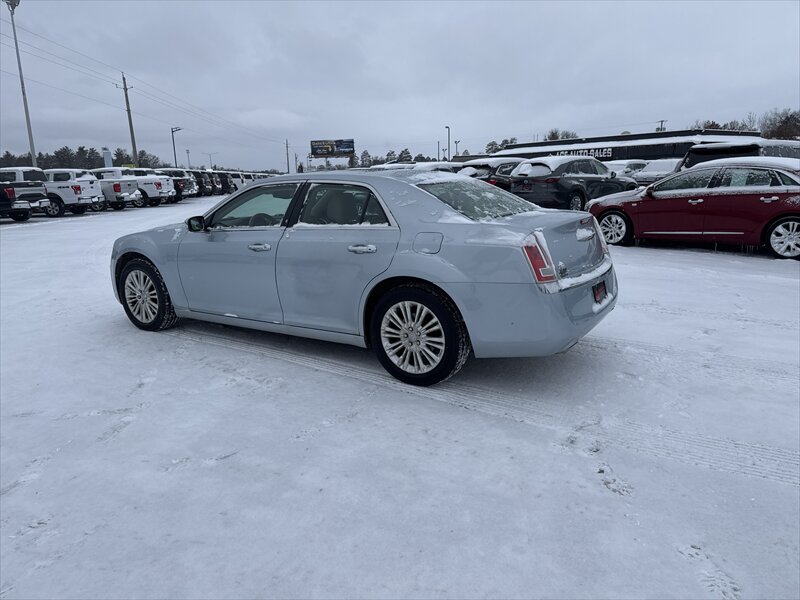 2013 Chrysler 300C - Photo 4 - Brainerd, MN 56401