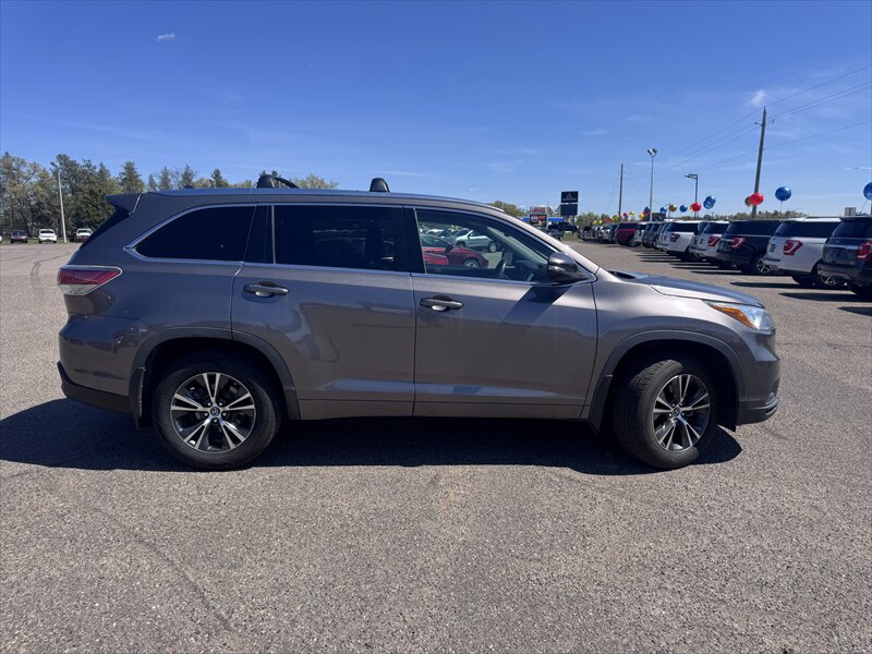 2016 Toyota Highlander XLE - Photo 8 - Brainerd, MN 56401