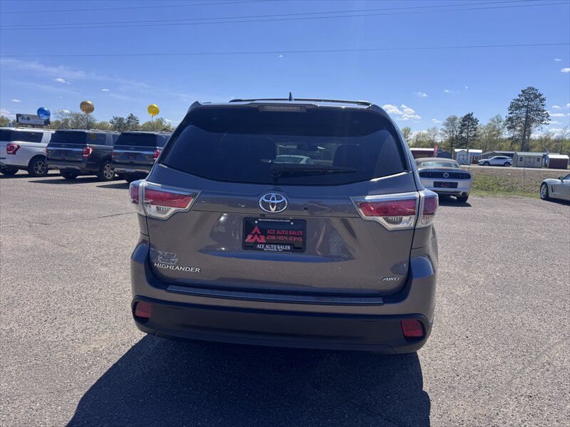 2016 Toyota Highlander XLE - Photo 6 - Brainerd, MN 56401