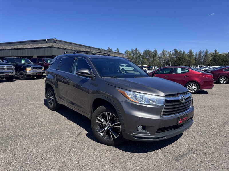 2016 Toyota Highlander XLE - Photo 2 - Brainerd, MN 56401
