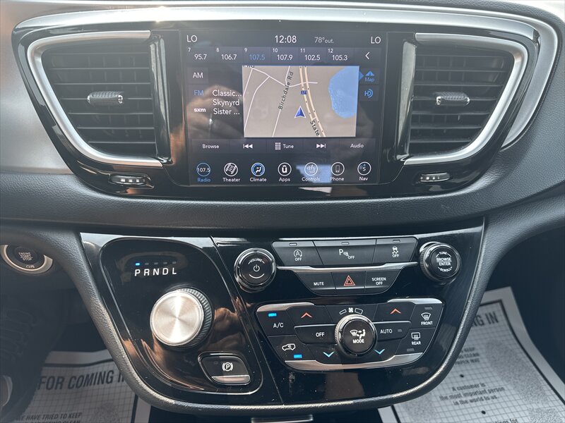 2018 Chrysler Pacifica Touring L Plus   - Photo 9 - Brainerd, MN 56401