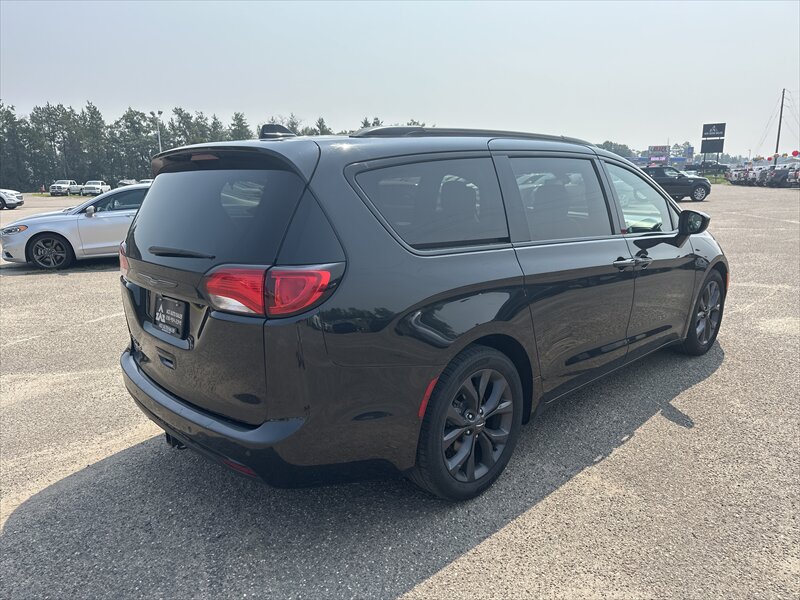 2018 Chrysler Pacifica Touring L Plus   - Photo 3 - Brainerd, MN 56401