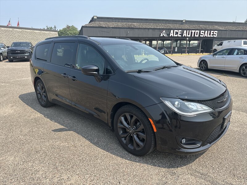 2018 Chrysler Pacifica Touring L Plus   - Photo 2 - Brainerd, MN 56401