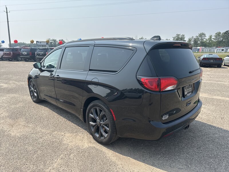 2018 Chrysler Pacifica Touring L Plus   - Photo 4 - Brainerd, MN 56401