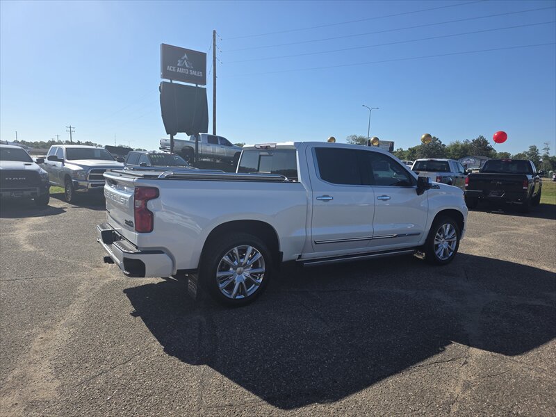 2024 Chevrolet Silverado 1500 High Country photo 3