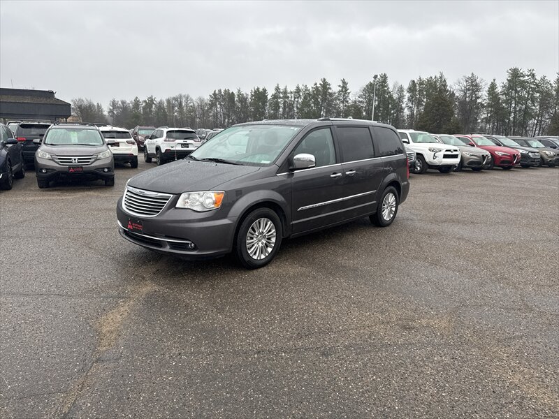 2015 Chrysler Town & Country Limited   - Photo 1 - Brainerd, MN 56401