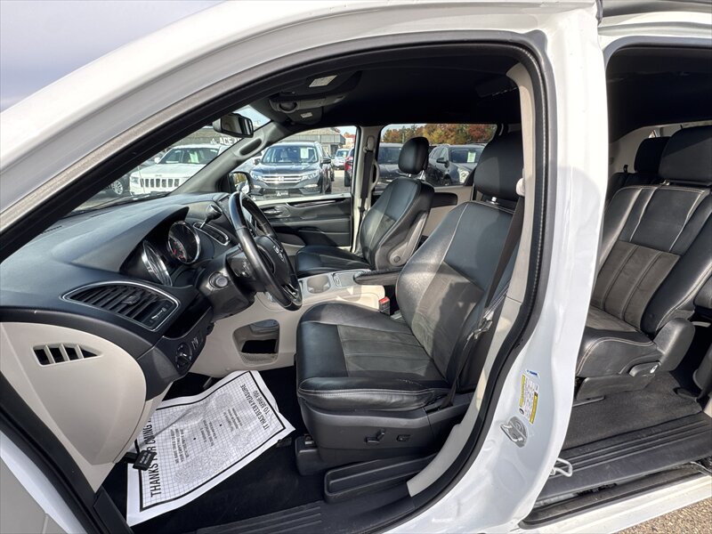 2019 Dodge Grand Caravan SXT   - Photo 7 - Brainerd, MN 56401