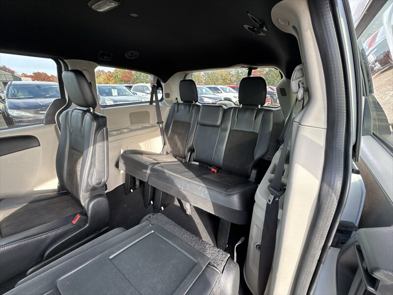 2019 Dodge Grand Caravan SXT   - Photo 12 - Brainerd, MN 56401