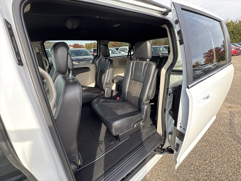 2019 Dodge Grand Caravan SXT   - Photo 11 - Brainerd, MN 56401